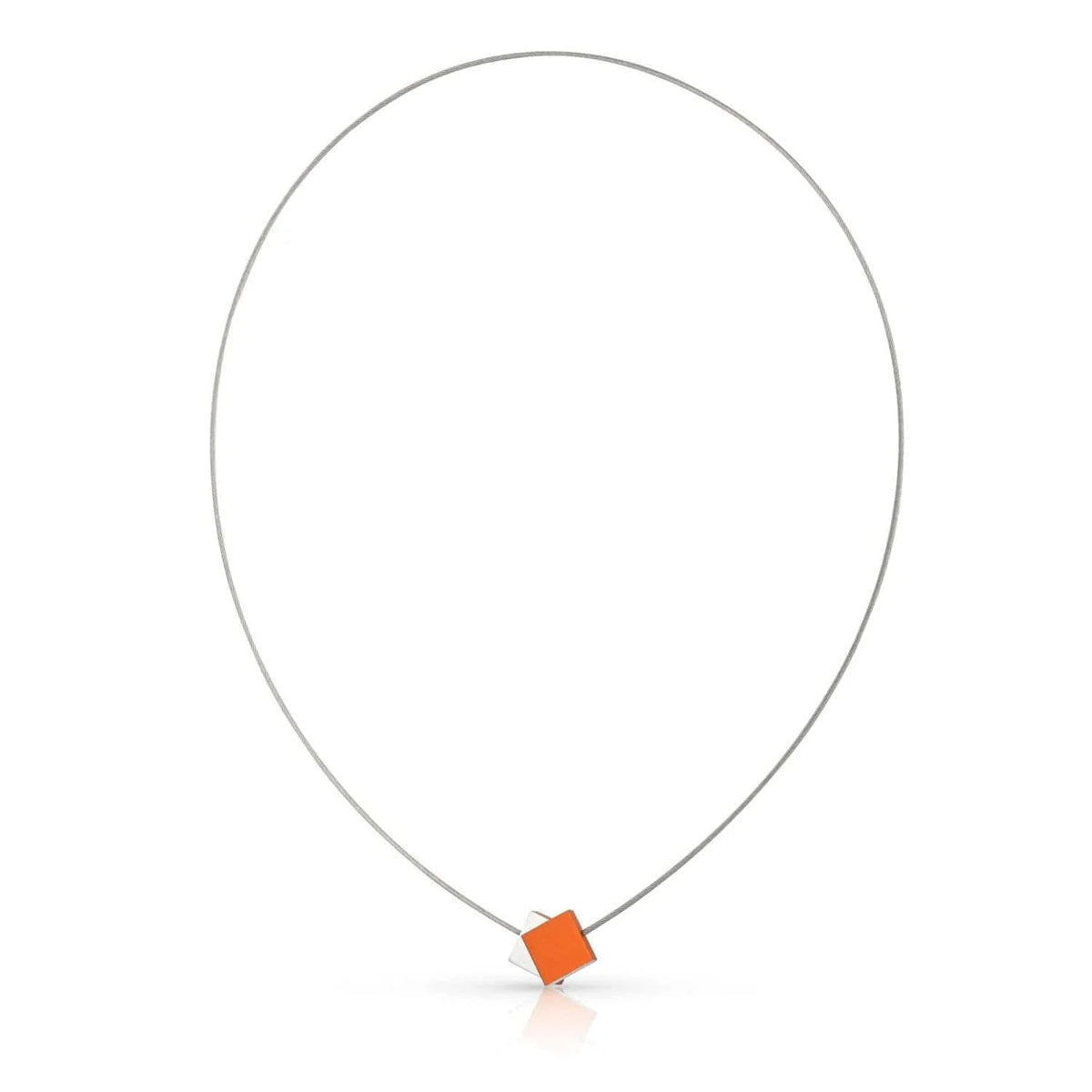Collier mit silbernem Draht und orangefarbener quadratischer Anhänger