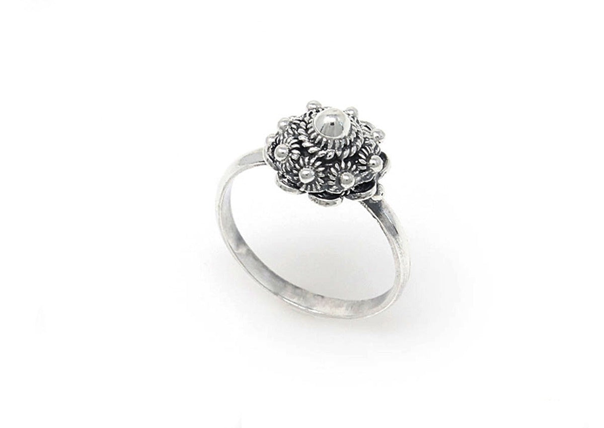 Ring aus Silber mit 10 mm großer, blumenförmiger Zierde und einem klaren Edelstein in der Mitte