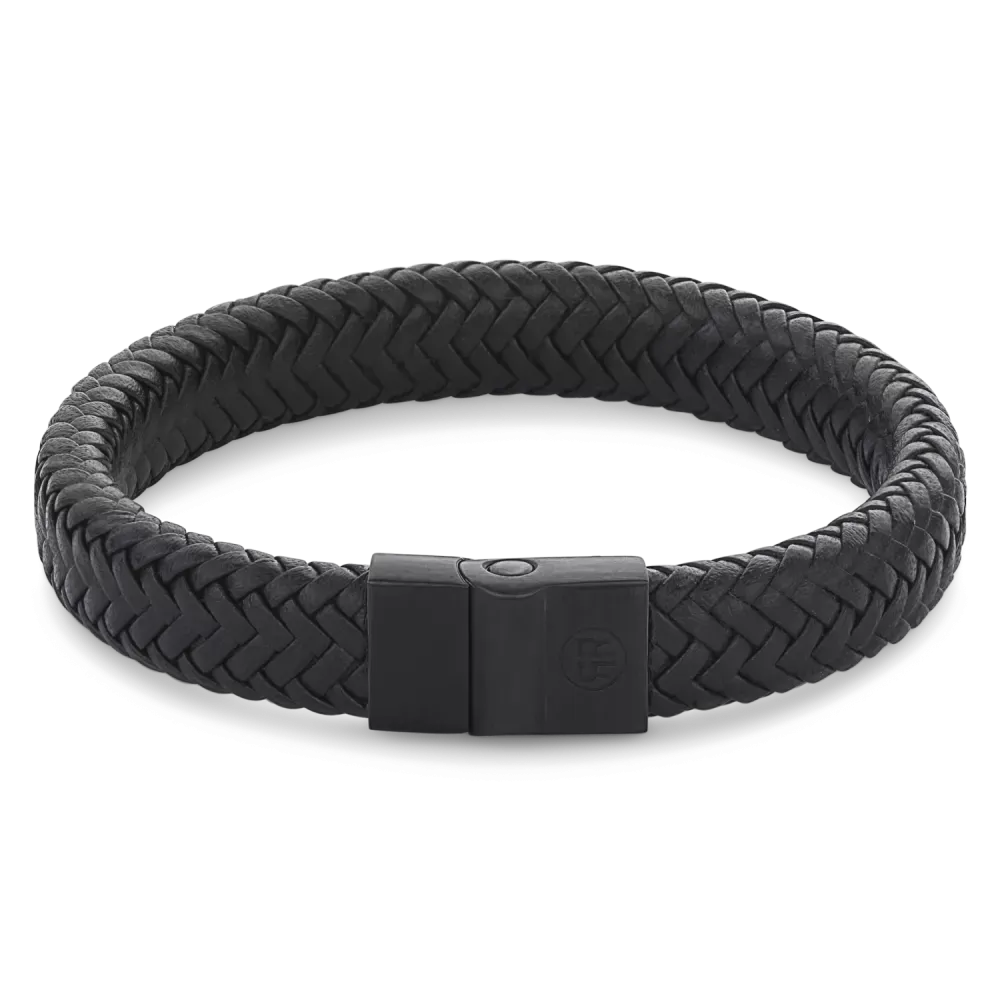 De Rebel & Rose Full Metal Herringbone Black Black is een zwart gevlochten leren armband met een matzwarte rechthoekige roestvrijstalen sluiting, afgebeeld op een witte achtergrond.