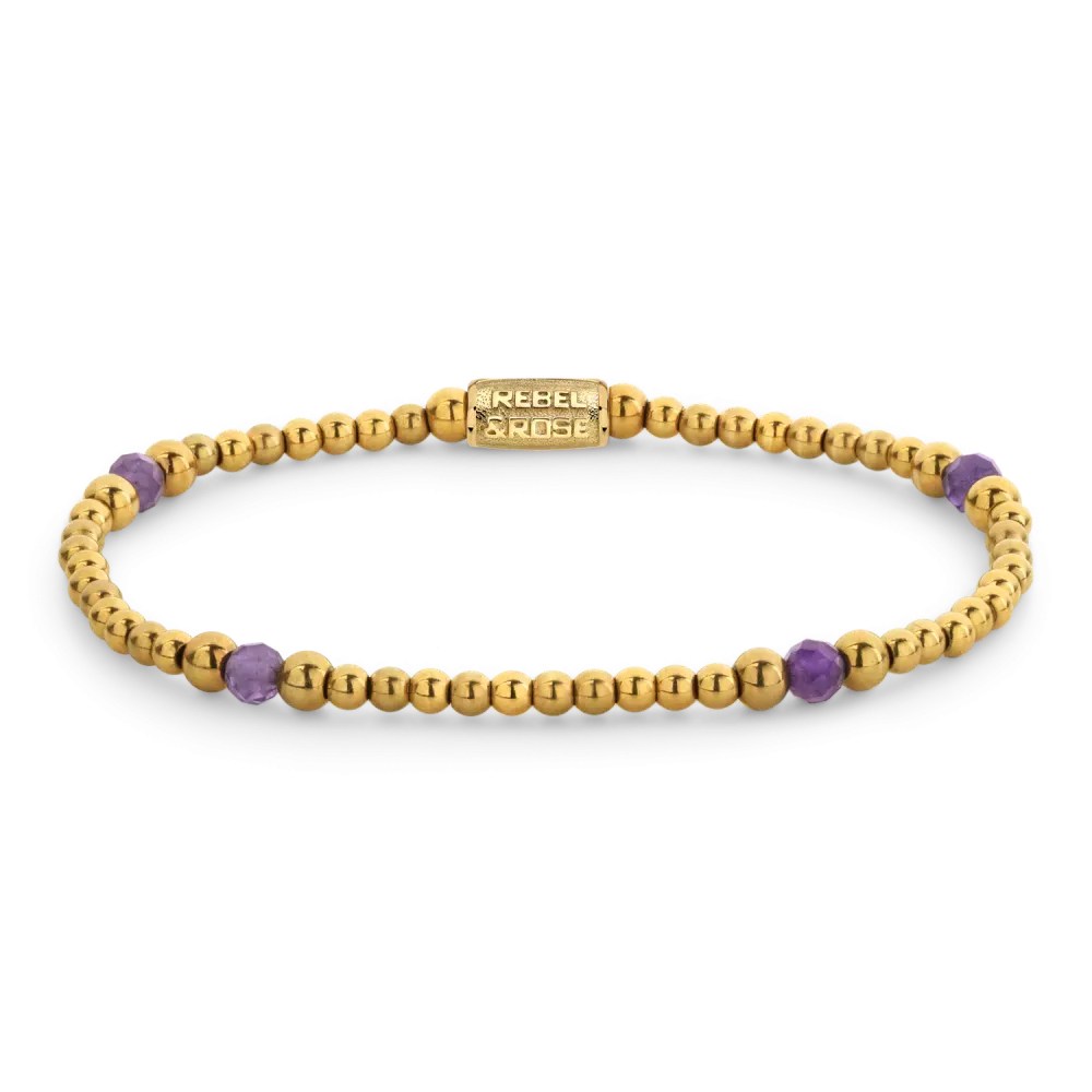 Armband aus goldfarbenen Perlen mit lila Edelsteinen und einem schlichten Verschluss