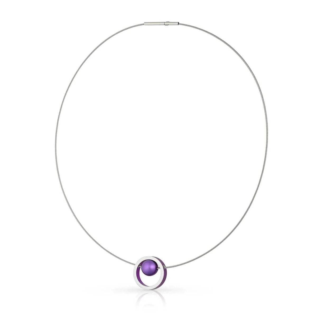 Collier mit silbernem Halsreif und lila Anhänger in kreisförmiger Fassung