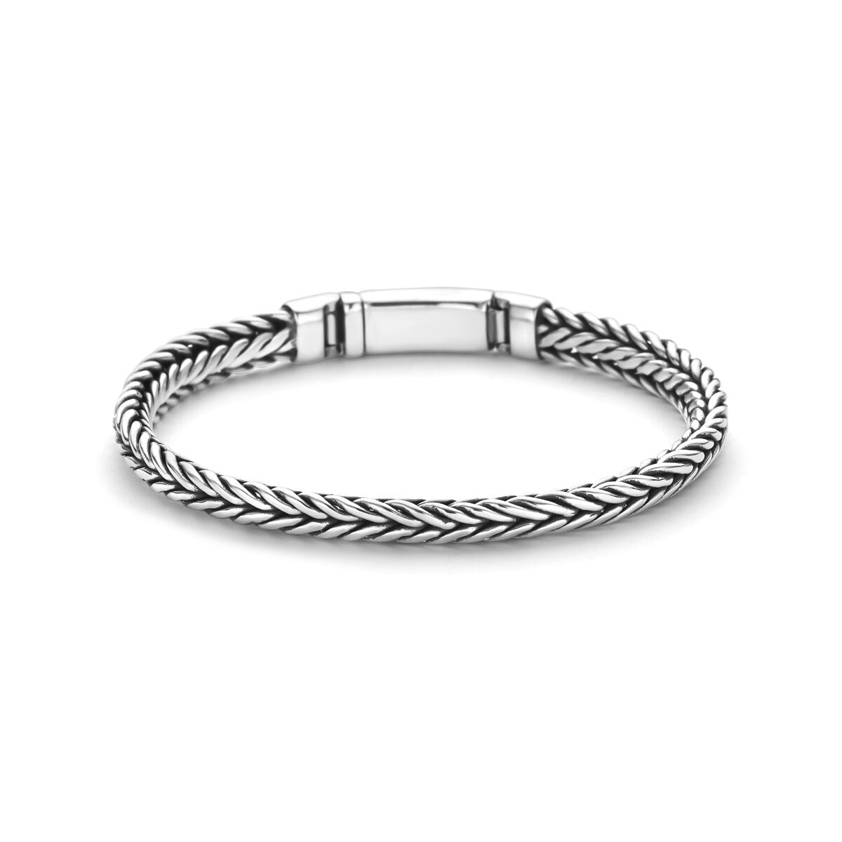 Armband aus oxidiertem Silber mit geflochtenem Design und schmalem Verschluss