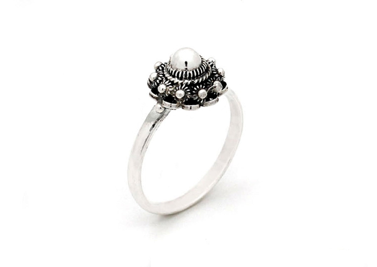 Ring aus Silber mit 12 mm großer Zeeuwse Knop und feinen Perlendetails