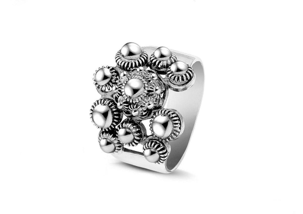 Ring aus Silber mit fantasievoller Anordnung von runden, erhabenen Elementen