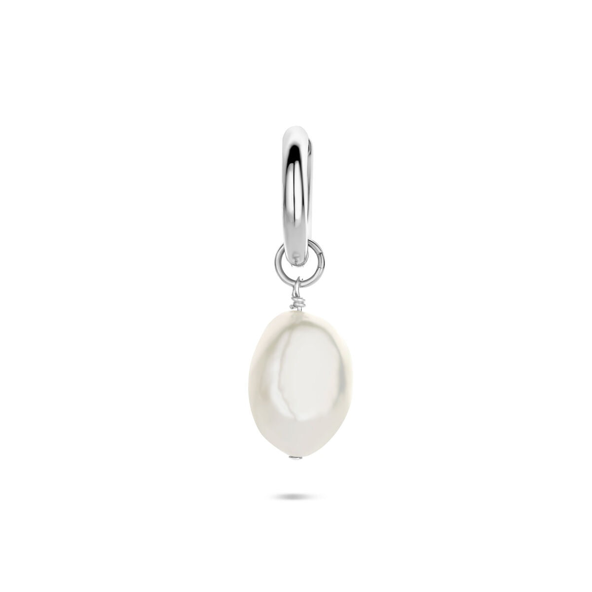 Silberner Ohrring mit ovaler Perle, 18 mm, glänzende Oberfläche und geschlossene Öse