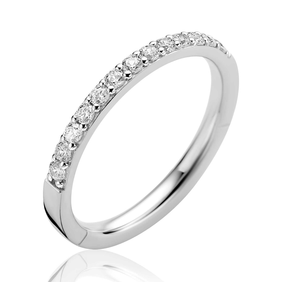 Ring aus Silber mit Zirkonia, schmal und glänzend, mit mehreren eingearbeiteten Steinen
