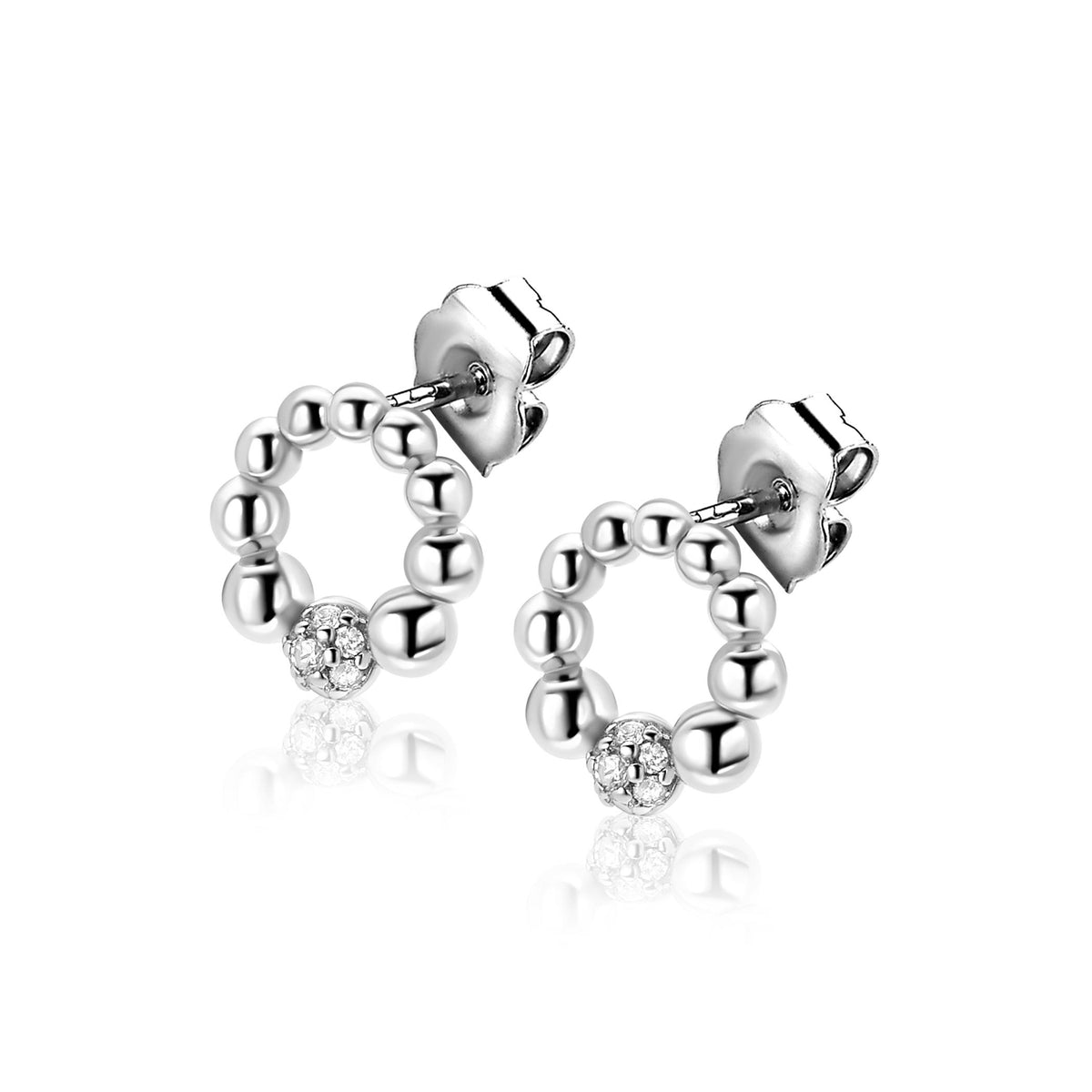 Ohrringe aus Silber mit runden Perlen und einem kleinen Edelstein in der Mitte