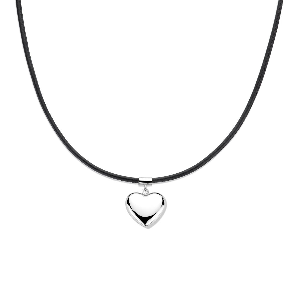 Collier aus rhodiniertem Silber mit herzförmigem Anhänger und schwarzem Cord.