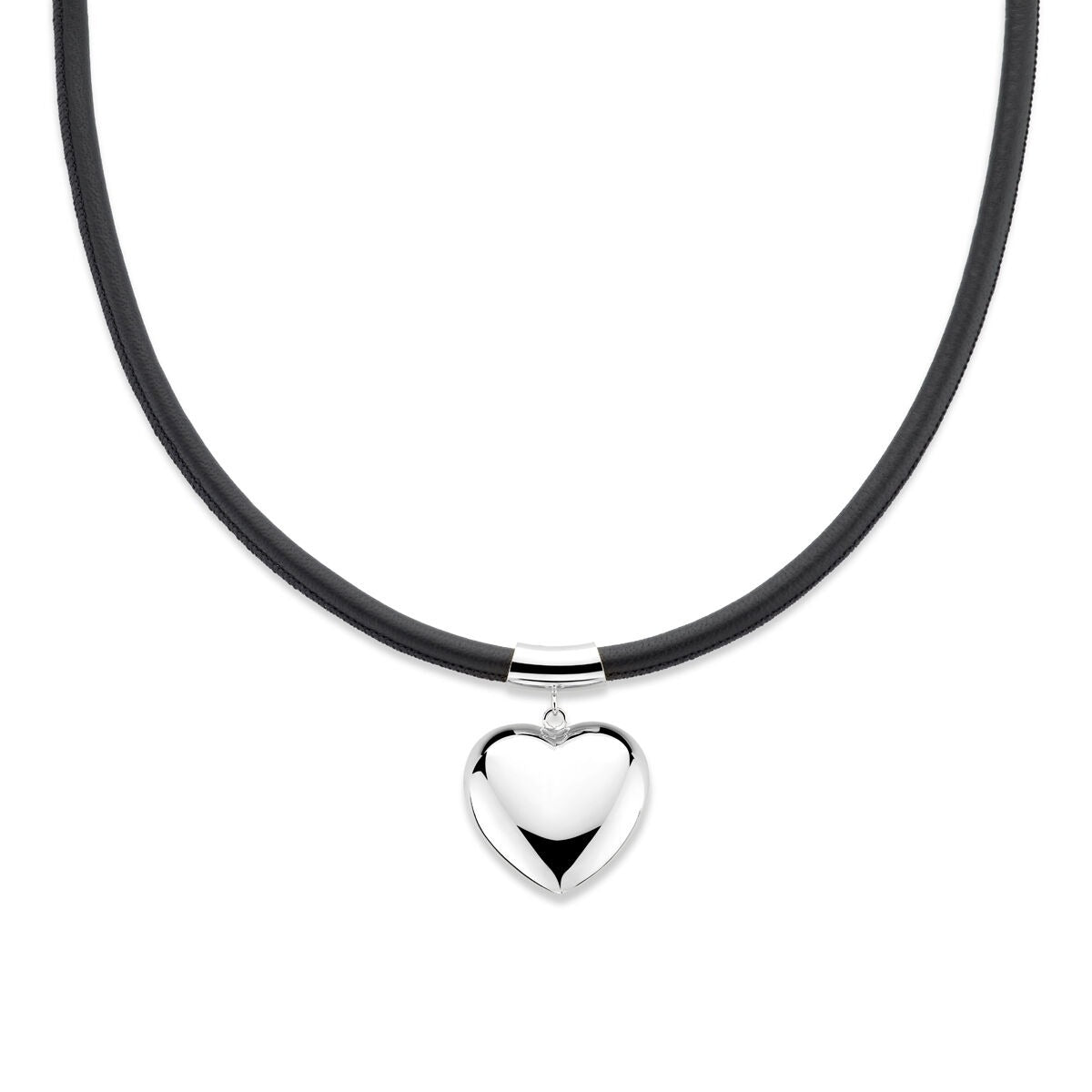 Collier aus rhodiniertem Silber mit herzförmigem Anhänger und schwarzem Cord.