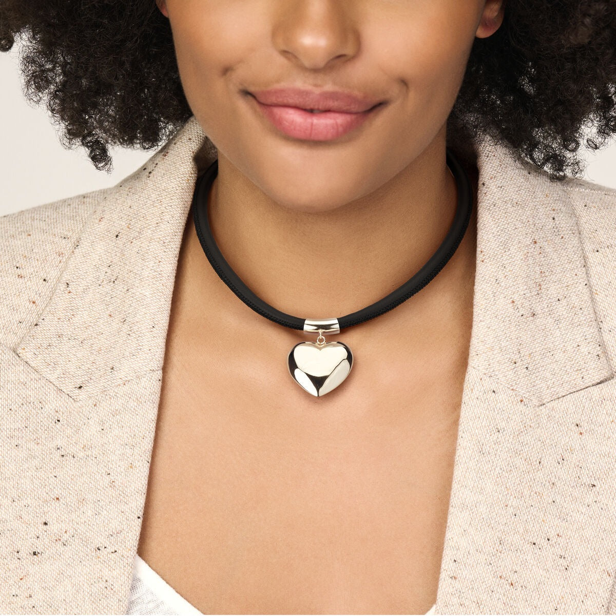 Rhodiniertes Silbercollier mit Herz und schwarzem Band