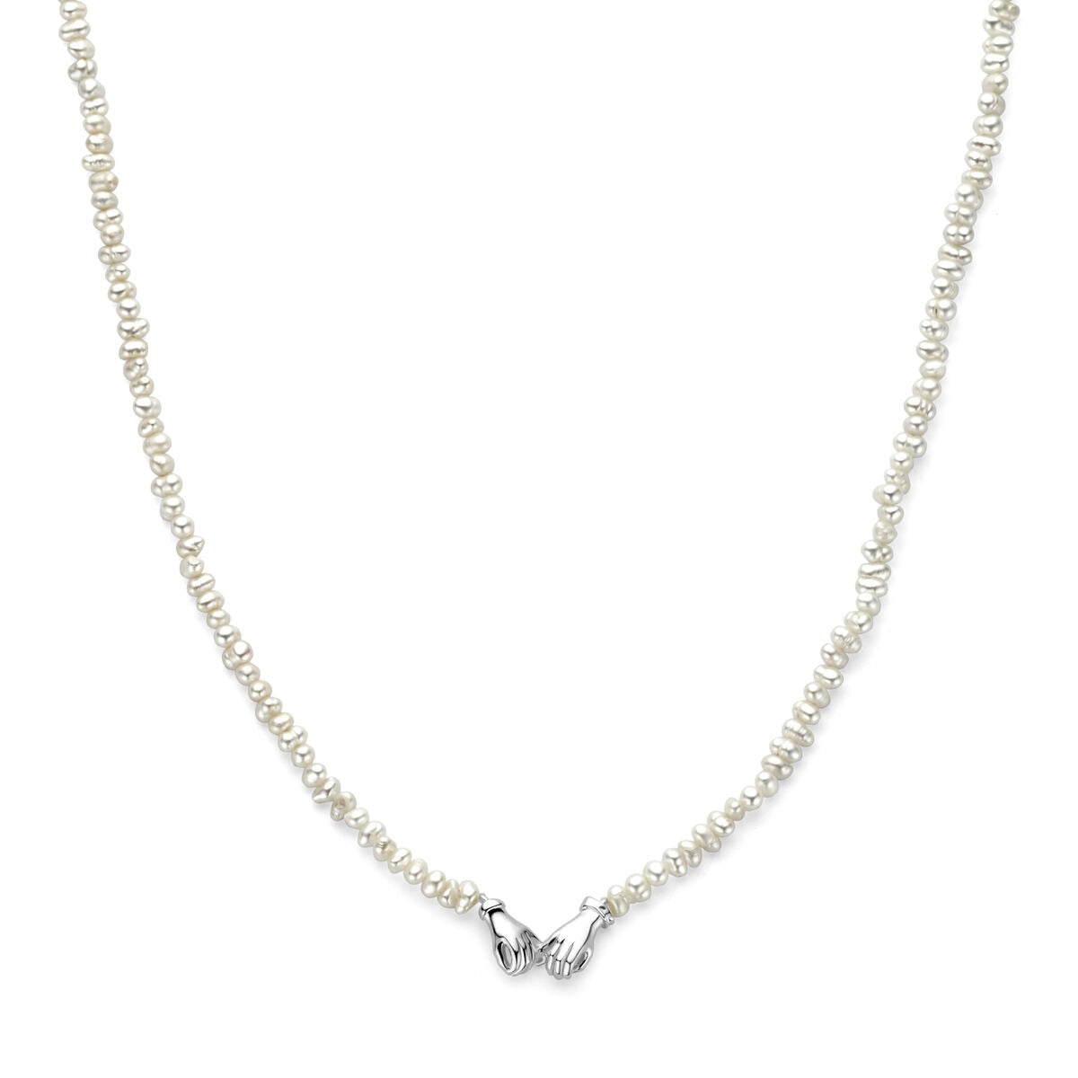 Halskette aus rhodiniertem Silber mit weißen Perlen und einem detailreichen Anhänger in Form von Händen
