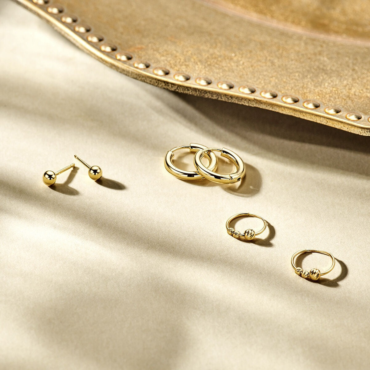 Goldene Ohrringe mit Kügelchen – 14 Karat