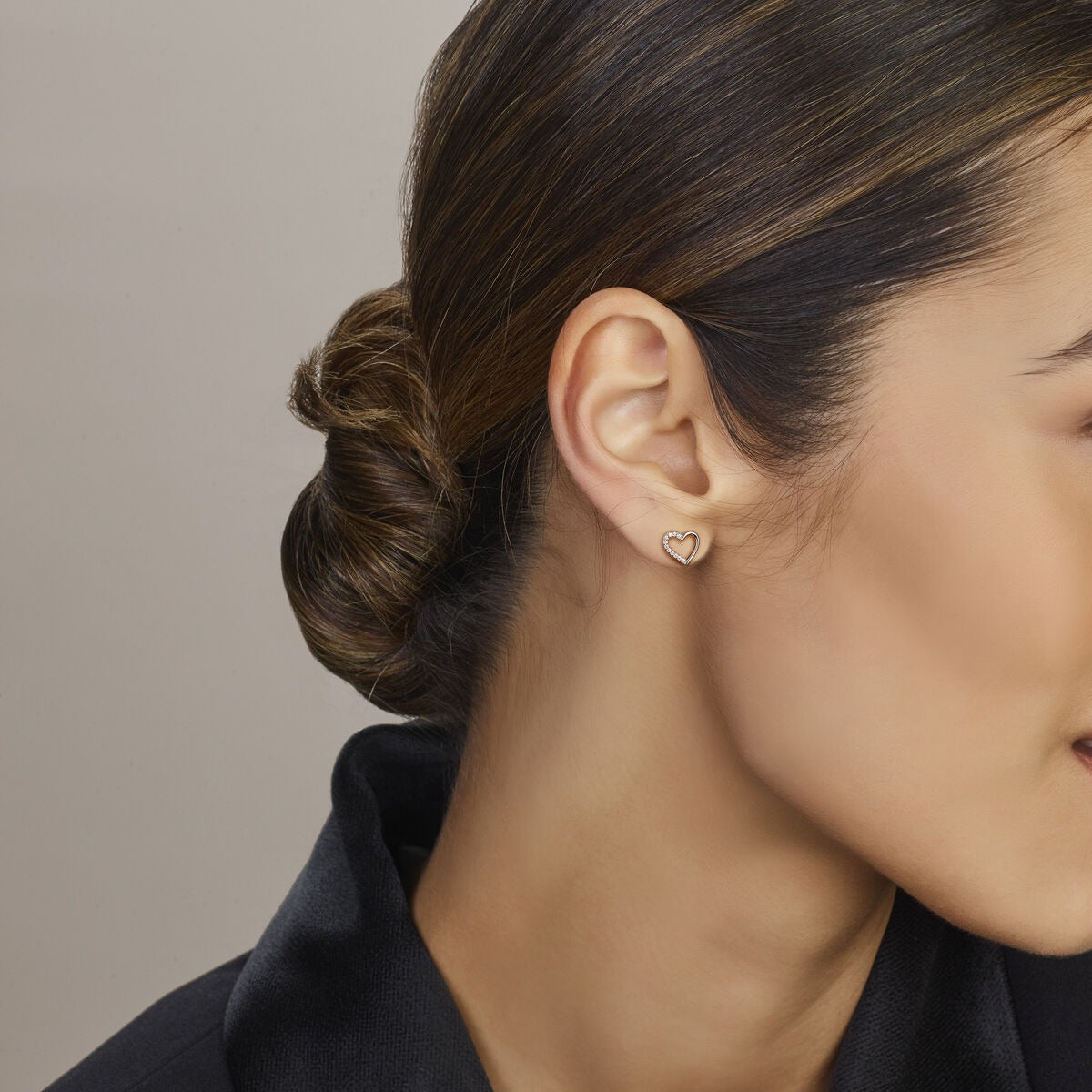 Silberne Herzohrstecker mit Zirkonia – rhodiniertes 925er Silber