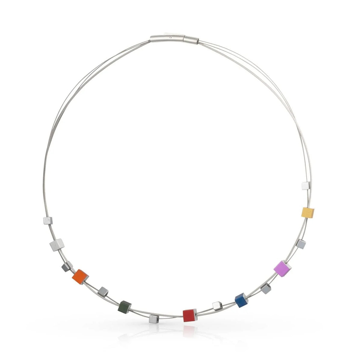 Collier mit silbernem Draht und bunten, spielerischen Würfeln in verschiedenen Farben