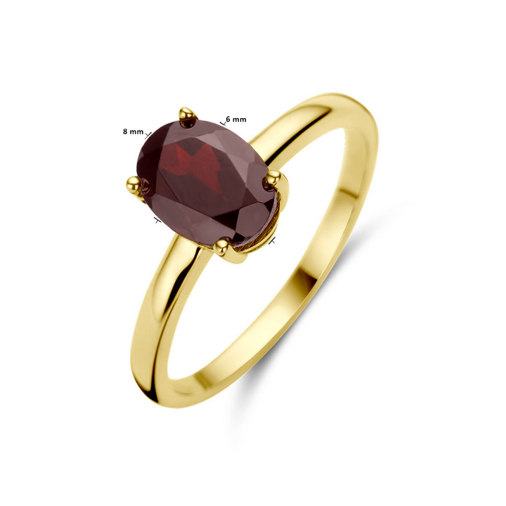De ring granaat 14K geelgoud van Van der Kooij Collectie heeft een ovale dieprode briolette granaat (8x6 mm) in een viersprong zetting, afgebeeld op een witte achtergrond.