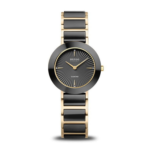 De Bering dames horloge zwarte wijzerplaat - 11429-732 heeft een ronde zwart met gouden wijzerplaat met gouden markers, een bijpassende metalen schakelband en maakt deel uit van de keramische collectie. Het elegante ontwerp van Bering heeft geen cijfers op de wijzerplaat.