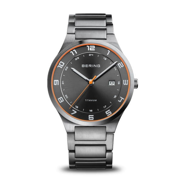 Titanium Uhr mit schwarzem Zifferblatt, orangefarbener Lünette und silbernem Armband