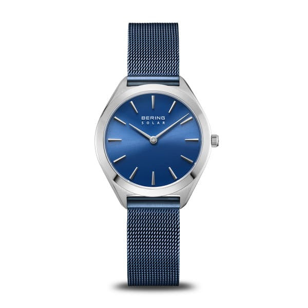 Uhr mit blauem Zifferblatt, silbernem Gehäuse und blauem Mesh-Armband