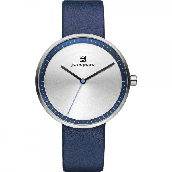 Uhr mit silbernem Zifferblatt, blauen Akzenten und blauem Lederarmband
