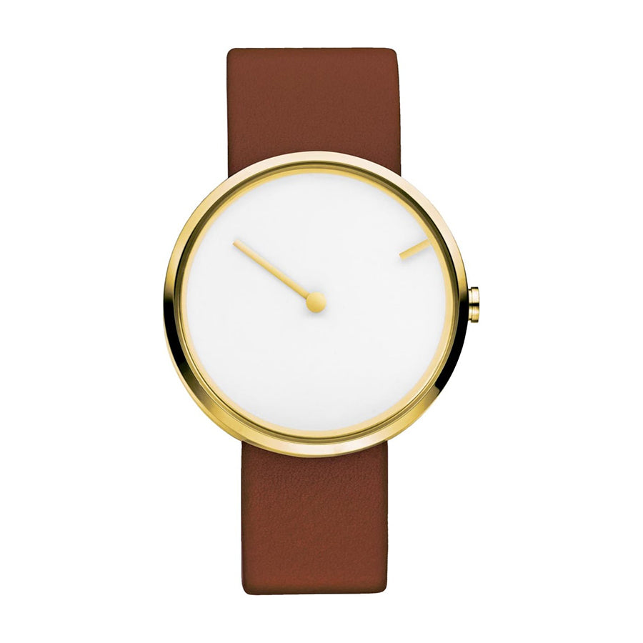 Uhr mit weißem Zifferblatt, goldfarbenem Gehäuse und braunem Lederarmband