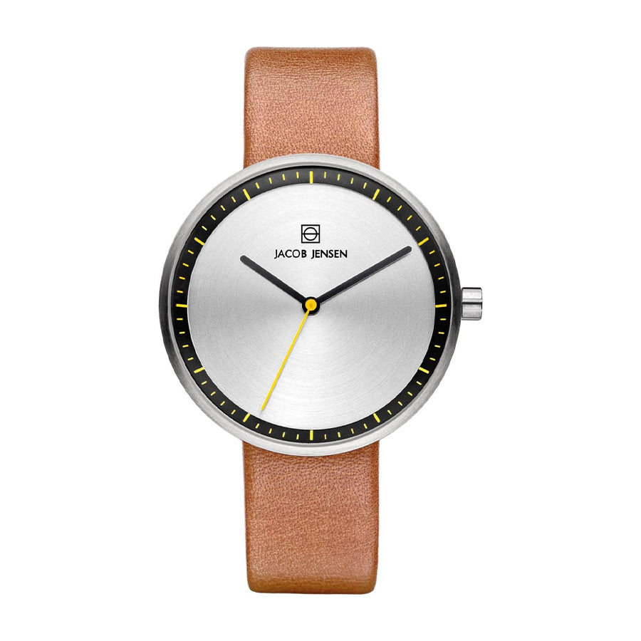 Uhr mit silbernem Zifferblatt, braunem Lederarmband und gelber Sekundezeiger