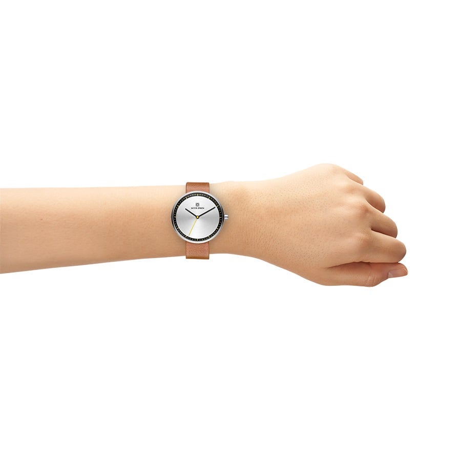 Een elegante polsdisplay van de Jacob Jensen 281, een minimalistisch quartzhorloge met een bruine leren band en een ronde witte wijzerplaat. Het heeft uur- en minutenwijzers op een effen achtergrond en is verbeterd door 3ATM waterbestendigheid voor dagelijkse duurzaamheid.