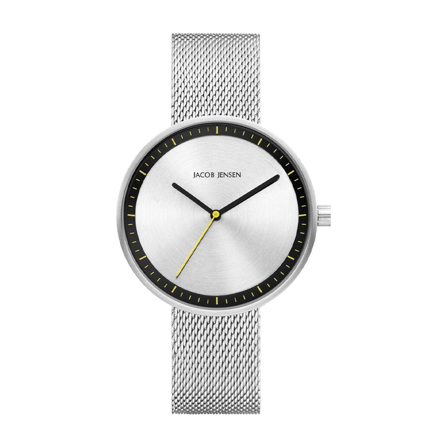 Uhr mit silbernem Zifferblatt, schwarzer Lünette und gelben Akzenten, ausgestattet mit einem Mesh-Armband