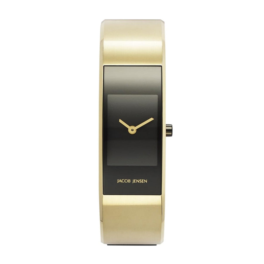 Uhr mit goldfarbenem Gehäuse und schwarzem Zifferblatt, schlichte Zeiger und Logo auf dem Zifferblatt