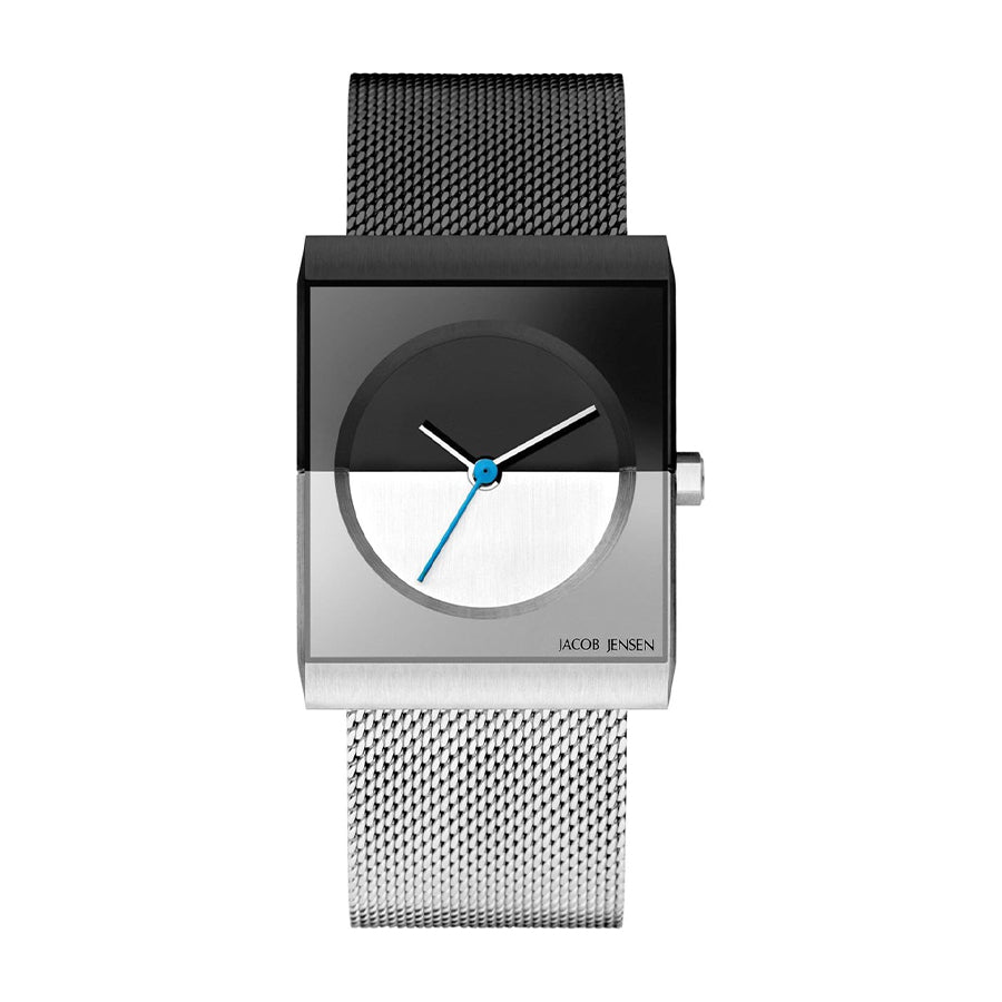 Uhr mit quadratischem Gehäuse, schwarzem und silbernem Zifferblatt, blauer Zeiger und Mesh-Armband