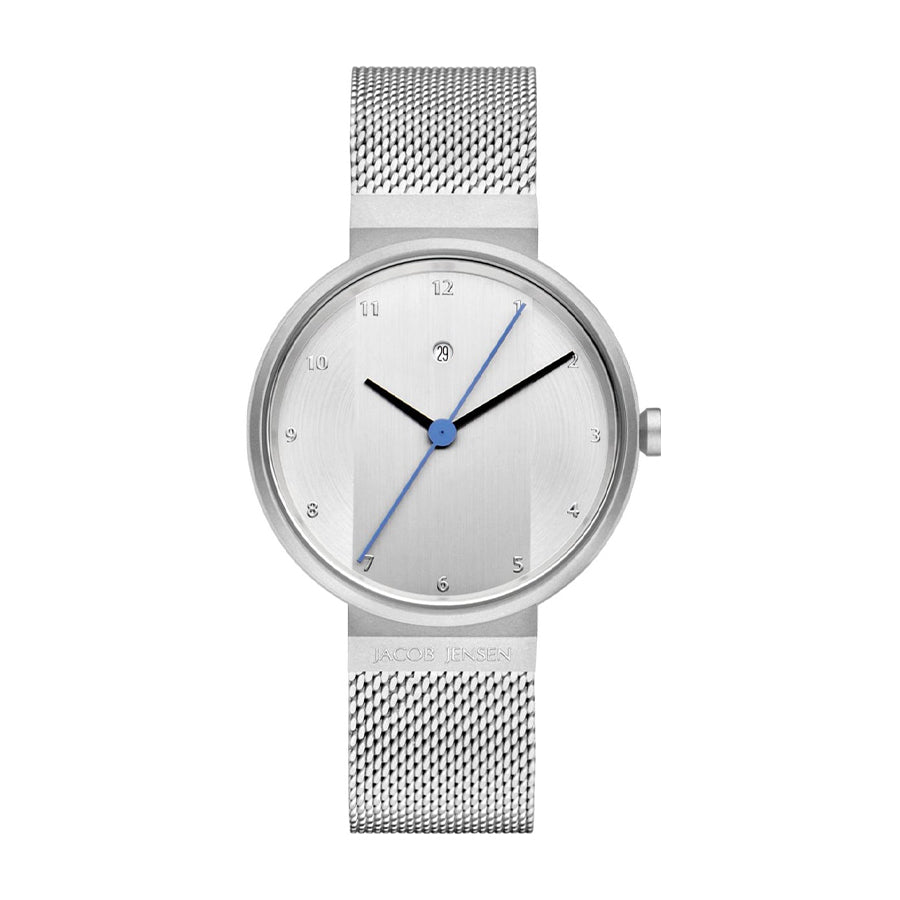 Uhr mit silbernem Gehäuse, silbernem Zifferblatt und blauen Zeigern, ausgestattet mit einem Mesh-Armband