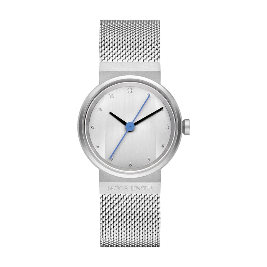 Uhr mit silbernem Gehäuse, weißem Zifferblatt und blauen Zeigern, ausgestattet mit einem Mesh-Armband