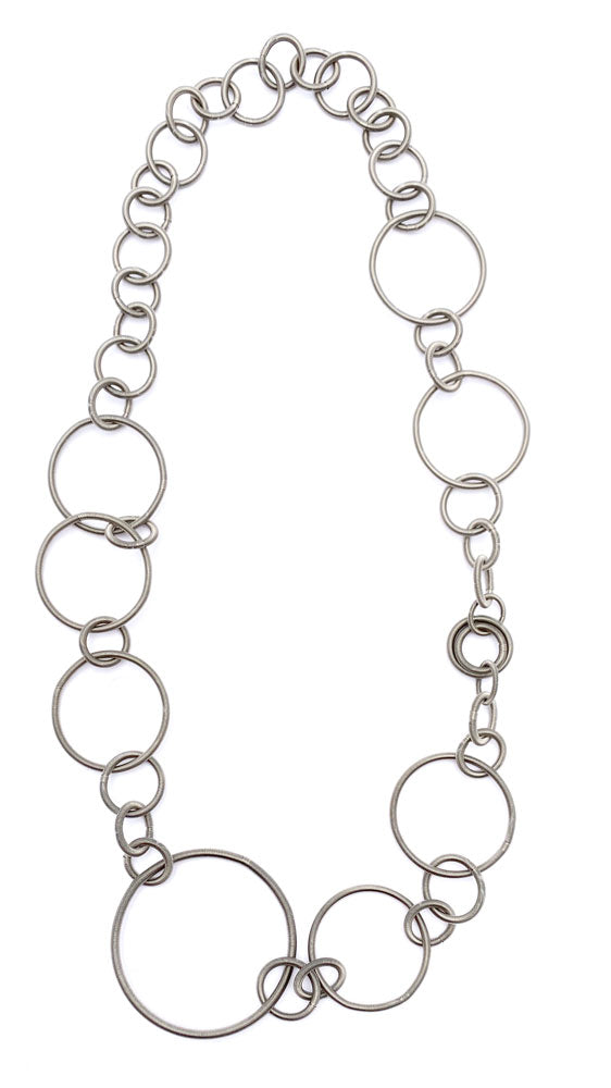Kette aus Edelstahl mit großen und kleinen runden Gliedern in silberner Farbe
