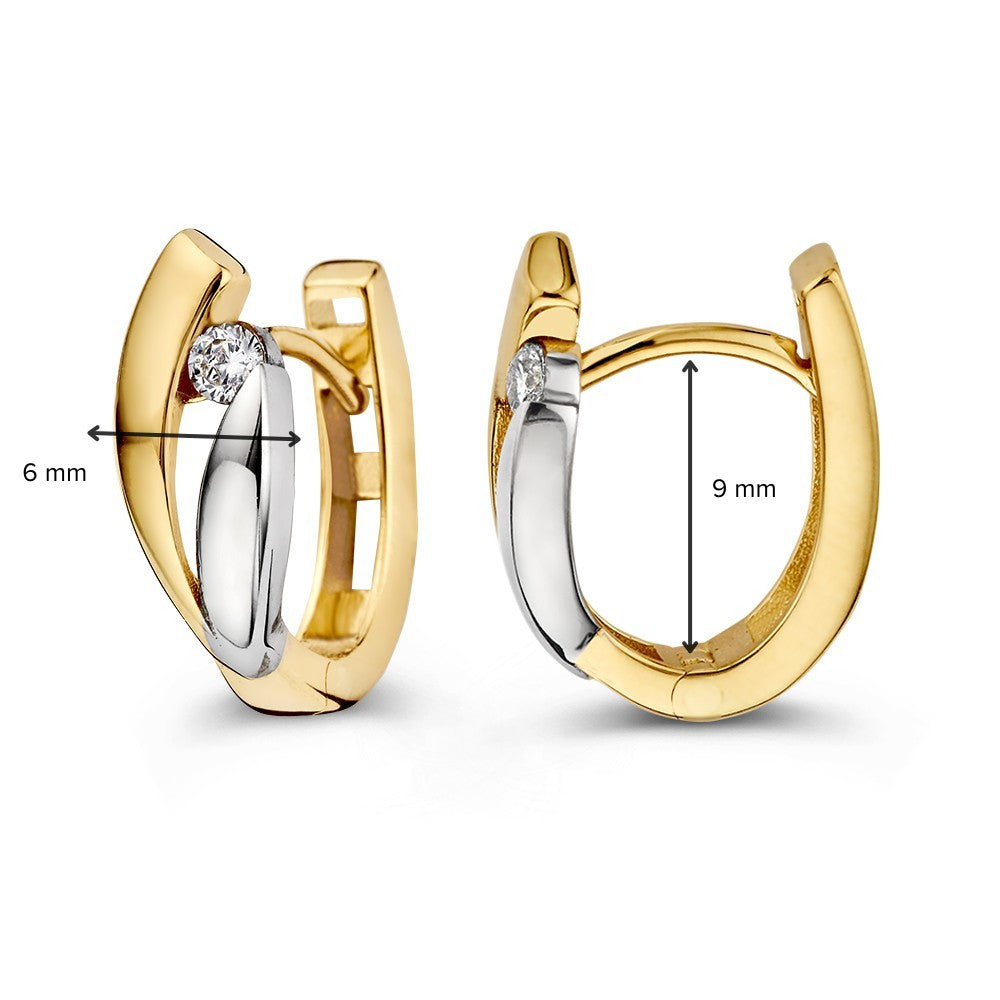 Excellent Jewelry's Bicolor Wit- en Geelgouden Oorringen met Zirkonia (14 karaat) voor dames: set van twee elegante oorringen, elk versierd met een heldere zirkonia, getoond van voren en opzij, afmetingen 6 mm breed en 9 mm hoog.