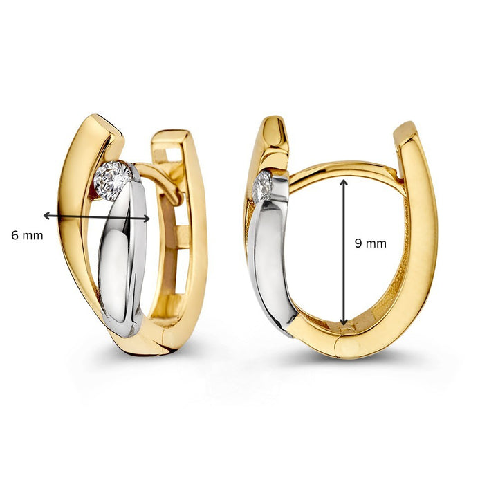 Excellent Jewelry's Bicolor Wit- en Geelgouden Oorringen met Zirkonia (14 karaat) voor dames: set van twee elegante oorringen, elk versierd met een heldere zirkonia, getoond van voren en opzij, afmetingen 6 mm breed en 9 mm hoog.