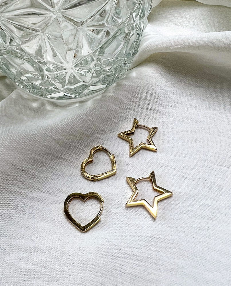 Goldene Ohrringe in Sternform – Ein funkelnder Blickfang
