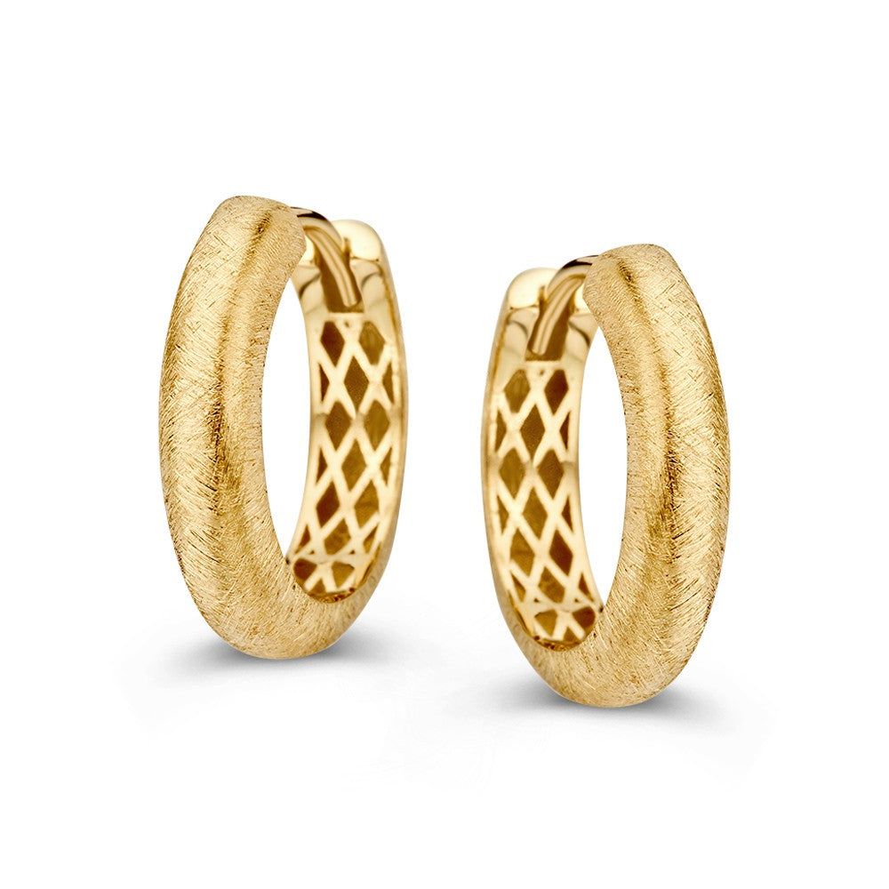 Matte, runde Ohrringe aus gelbem Gold mit strukturiertem Design und innenliegendem Gittermuster