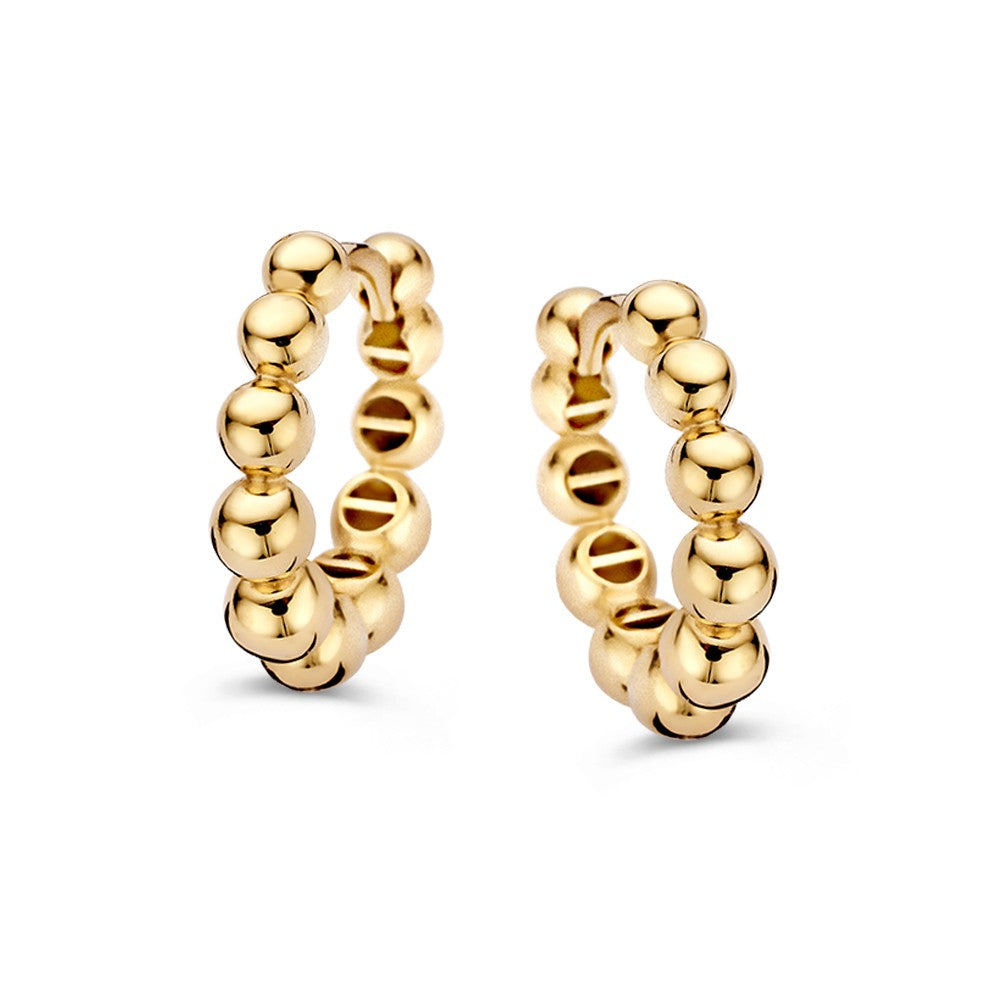 Gelbgoldene Creolen mit goldenen Kugeln, die eine subtile Eleganz ausstrahlen