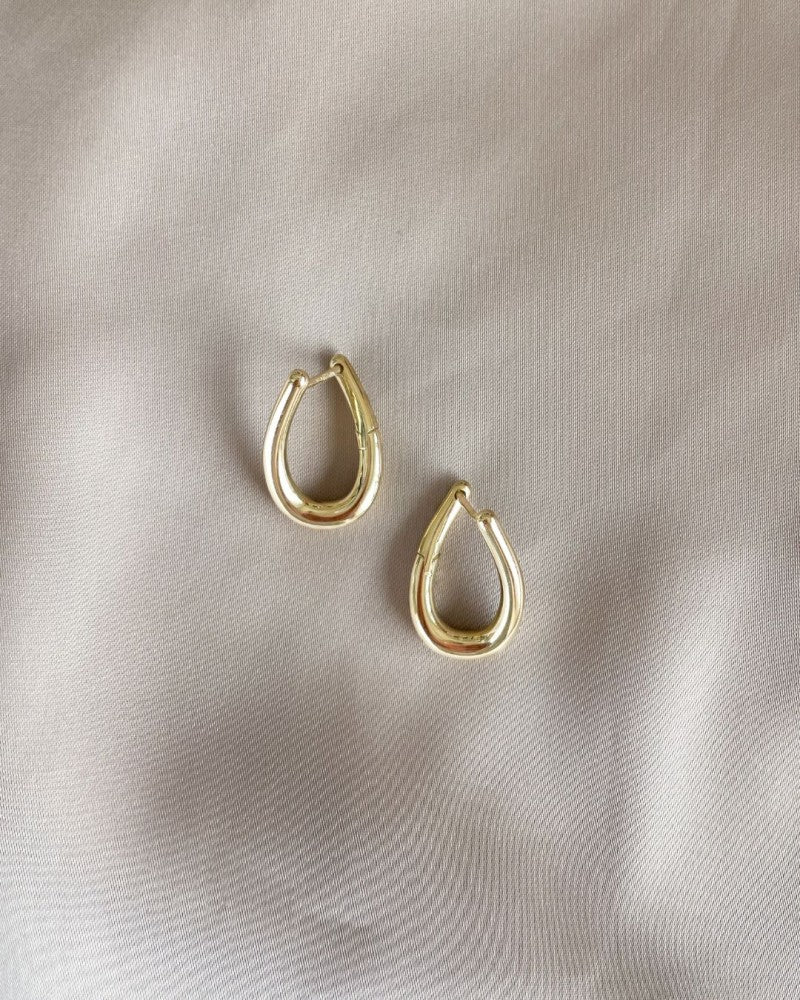 Verspielte Ohrringe aus Gelbgold mit Twist – Eleganz in Bewegung