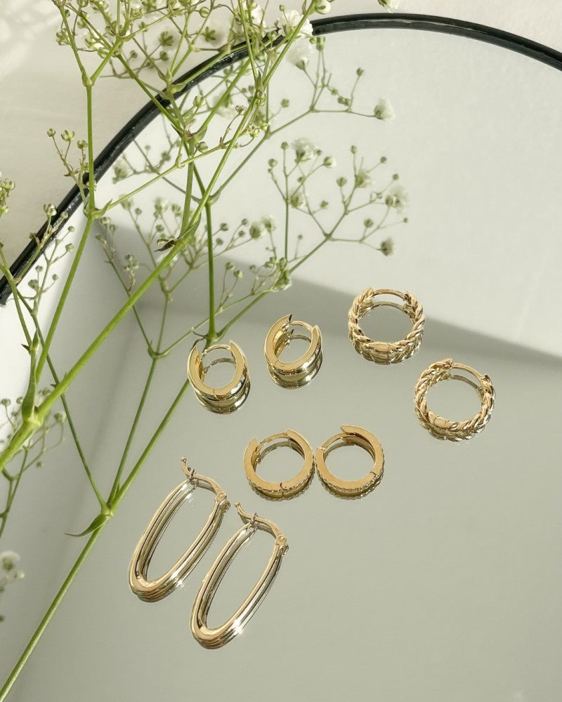 Geelgouden Oorringen met Geribbeld Design | 14 Karaat Goud – Van der Kooij