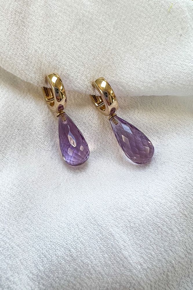 Gelbgoldene Ohrringe mit tropfenförmigem lila Amethyst – Eleganz in Bewegung