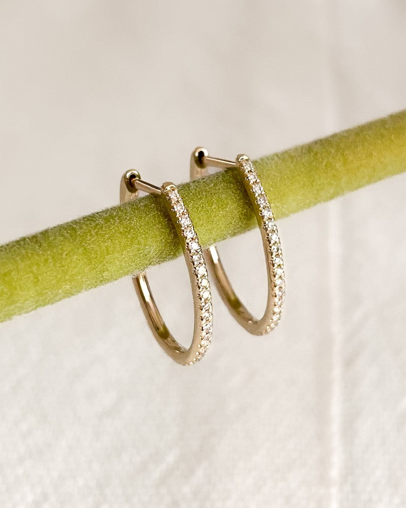 Wunderschöne ovale Ohrringe aus Gelbgold mit feinen Diamanten – dezente Eleganz 0,18 kt.