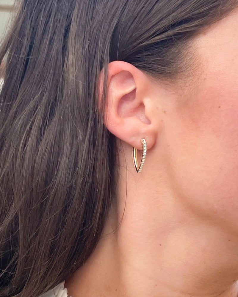 Geelgouden Oorringen in Asymmetrisch Model met Diamant: Een Elegante Statement 0,36 crt.
