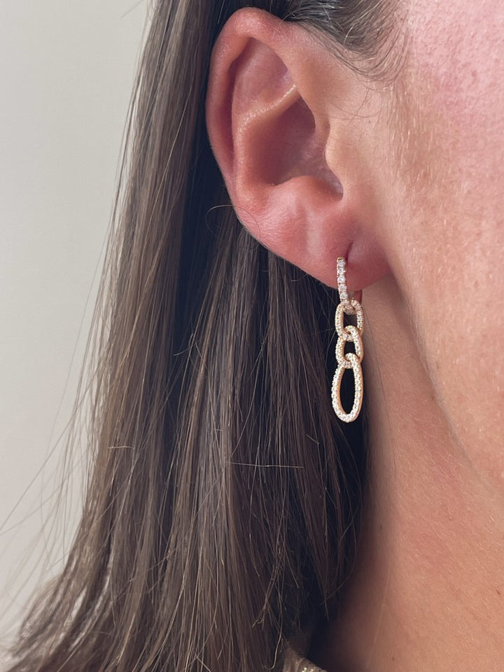 Opvallende Geelgouden Oorringen met Geschakelde Hangers en Fonkelende Diamanten 0,50 crt.