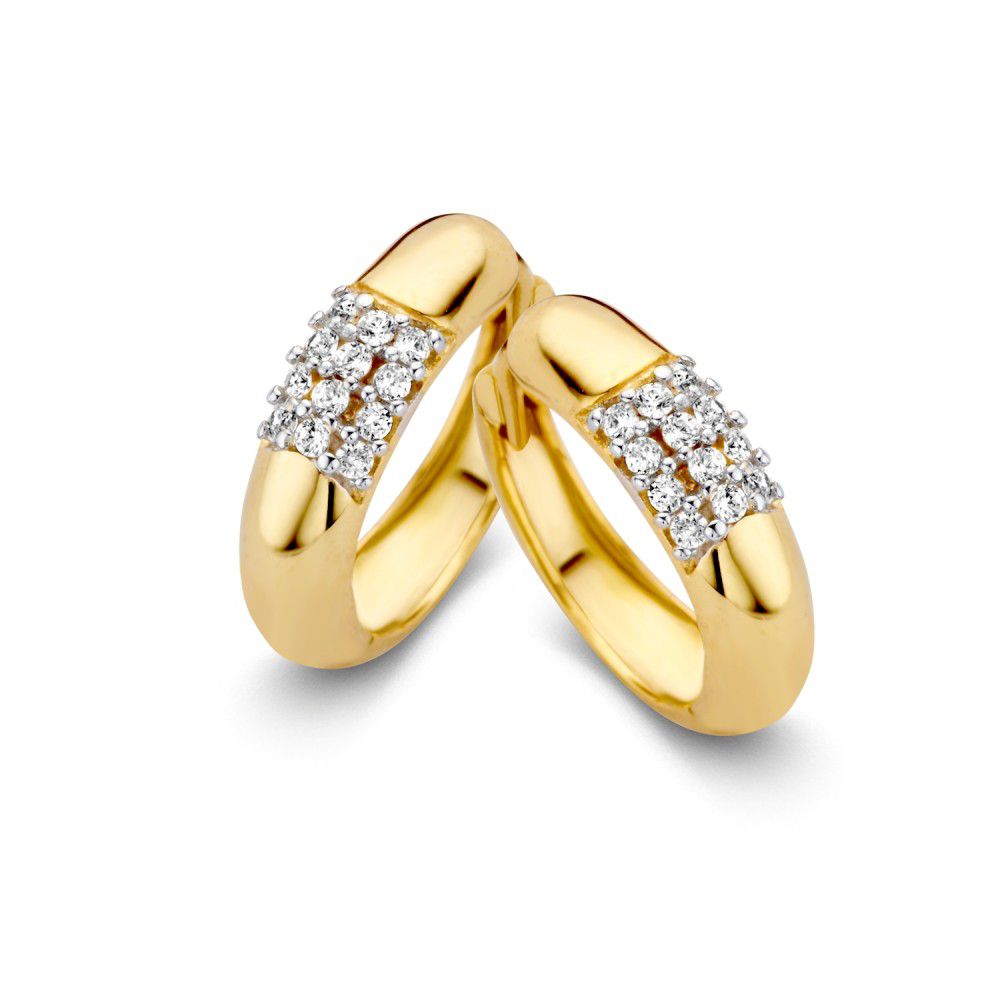 Bolle, gelbgoldene Ohrringe mit strahlenden Zirkonia-Steinen in einer eleganten Anordnung