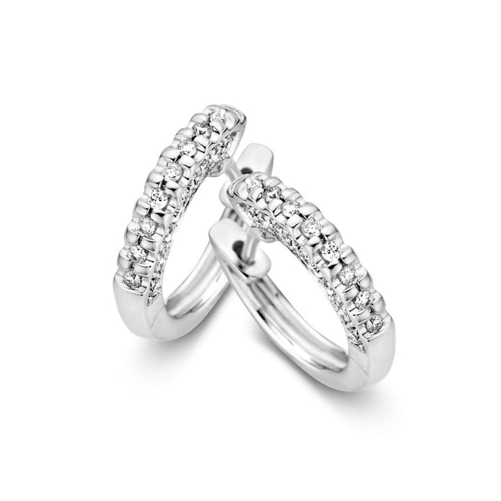 Excellent Jewelry Witgouden Oorringen met Diamanten aan de Zijkanten - 14 karaat, 0.30 crt, schitteren op een witte achtergrond.
