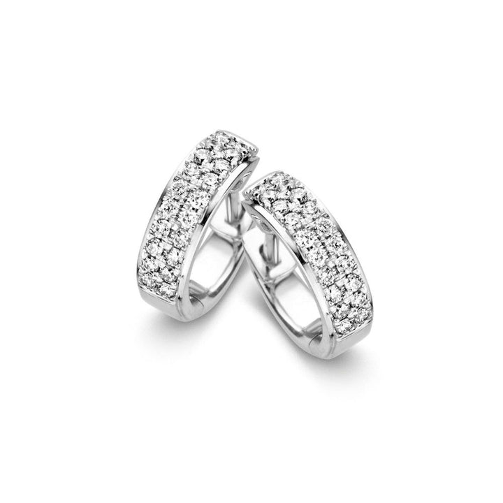 Excellent Jewelry's Witgouden Klapcreolen met Dubbele Rij Briljanten in Pavézetting (0,32 crt.) stralen tijdloze elegantie uit met sprankelende stenen, gepresenteerd tegen een witte achtergrond.
