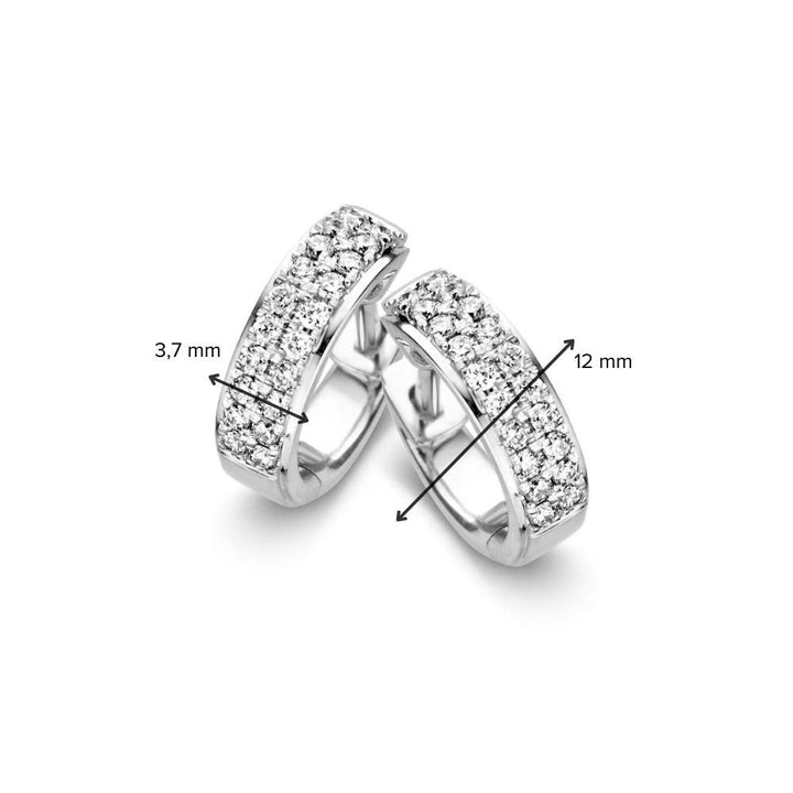 De Excellent Jewelry Witgouden Klapcreolen met Dubbele Rij Briljanten in Pavézetting (0,32 crt.) blinken uit in tijdloze elegantie en schittering, met een breedte van 3,7 mm en diameter van 12 mm.