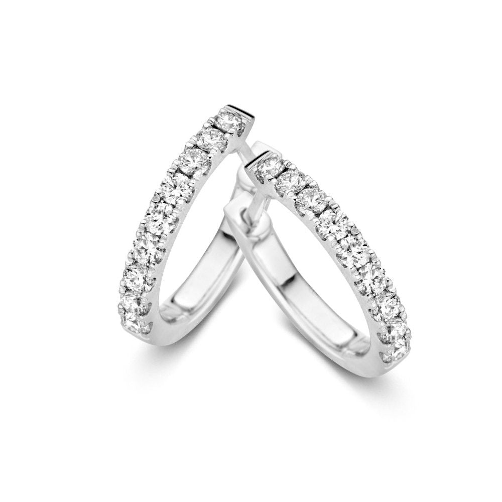 Witgoldene Ohrringe mit 16 Brillanten, 14 Karat, 0,48 ct, in U-Form mit funkelnden Steinen.