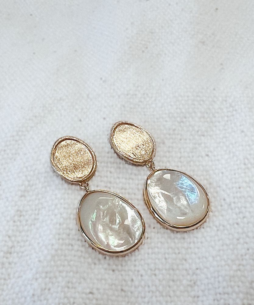 Elegante Gelbgold-Ohrstecker mit Perlmuttanhängern