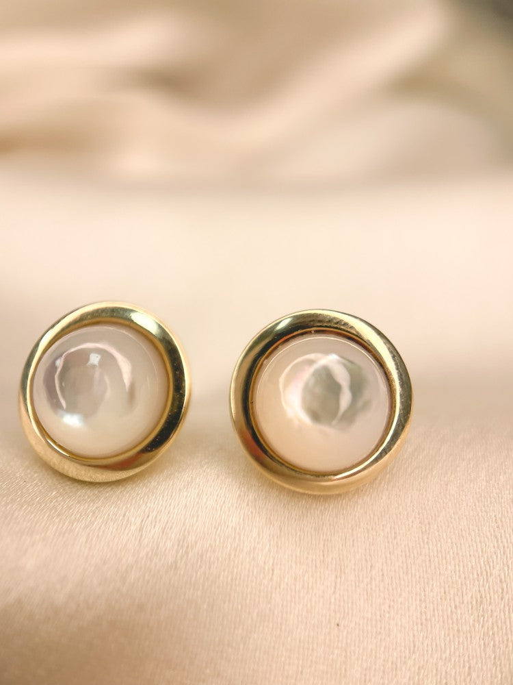 Elegante Ohrstecker aus Gelbgold mit Cabochon geschliffenem Perlmutt